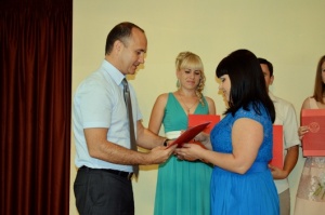 Мэр города вручил дипломы о высшем образовании выпускникам НШФ ЮФУ