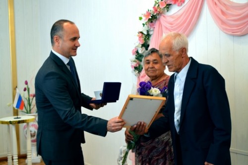 Мэр города вручил общественную награду «За любовь и верность» семье Колбаненко