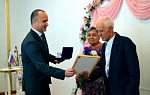 Мэр города вручил общественную награду «За любовь и верность» семье Колбаненко